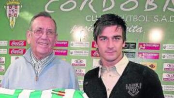 <b>ADIÓS AL PRIMER OBJETIVO. </b>Natalio Lorenzo, ayer, posa con la camiseta del Córdoba.