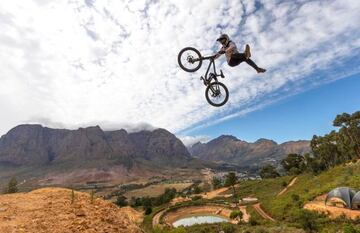 Tom van Steenbergen realiza un salto en uno de sus entrenamientos para el DarkFEST