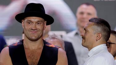 Tyson Fury y Oleksandr Usyk en la rueda de prensa previa al combate.