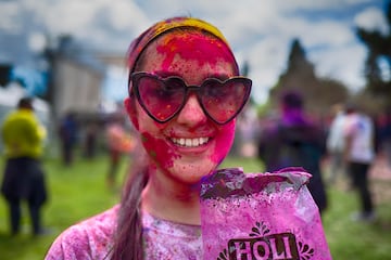 El Holi Festival es uno de los festivales más coloridos que se celebra en el mundo. La fiesta de colores se celebra durante dos días entre finales de febrero y principios de marzo. Los festejos comienzan con la última luna llena del mes lunar hindú (Phalguna). Este festivo acontecimiento se despliega en todo el país, donde una explosión de colores se eleva sobre una multitud que baila y se llena de alegría.