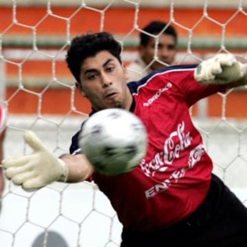 Johnny Herrera fue suplente en ese torneo. Después se reincorporó a Universidad de Chile y se quedó con el Apertura 2004.