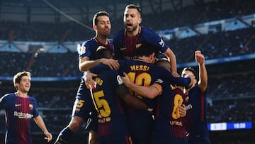 Los jugadores del Barcelona celebran el segundo gol en el Bernab&eacute;u.