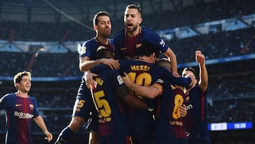 Los jugadores del Barcelona celebran el segundo gol en el Bernab&eacute;u.