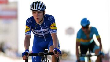 Remco Evenepoel llega a la meta de Jebel Hafeet en la tercera etapa del UAE Tour.