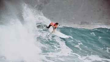 Un paddle surfista surfeando una ola en la playa de La Cicer, en Las Palmas de Gran Canaria, el martes 21 de noviembre del 2023.