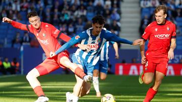 CORNELLÀ DE LLOBREGAT (BARCELONA), 14/12/2024.- Antoniu Roca (c), del Espanyol, Pablo Ibáñez (d), del Osasuna, durante su partido de la jornada 17 LaLiga de fútbol, este sábado en el RCDE Stadium, en Cornellà de Llobregat (Barcelona). EFE/ Andreu Dalmau