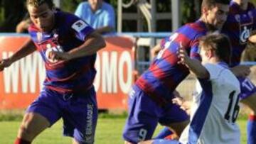 <b>GOLEADOR. </b>Gilvan, que hizo el empate a un tanto ayer, se escapa de un jugador del Grañén