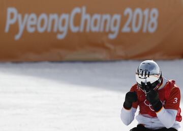 Regino Hernández celebra el pase a la final de snowboardcross.