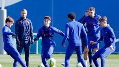 Gavi, en el centro, intenta capturar un balón durante un rondo en el entrenamiento del Barcelona. El medio es baja.