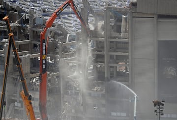 Con la tercera grada demolida casi en su totalidad, las obras de remodelaci車n del Camp Nou avanzan hasta el momento seg迆n los plazos establecidos.