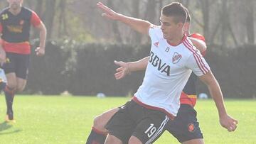 Santos Borr&eacute; durante un entrenamiento con River Plate.