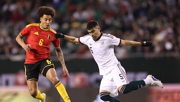 Johan Vásquez y Axel Witsel disputan la pelota durante el partido México vs Bélgica en el Soldier Field de Chicago.