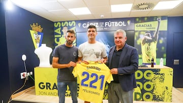 08/06/23 CADIZ CF ACTO DE DESPEDIDA POR RETIRADA DE JON ANDER GARRIDO CON MANUEL VIZCAINO Y JOSE MARI