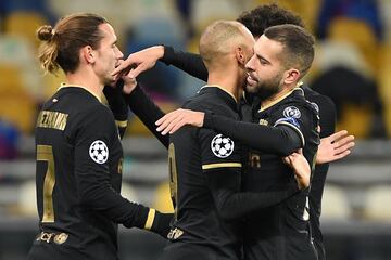 0-3. Martin Braithwaite celebró con Jordi Alba el tercer gol que marcó de penalti.