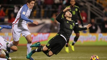 Andres Guardado (d) de México disputa el balón con Matt Besler (i) de EE.UU. en el partido entre Estados Unidos y México, por la clasificación al Mundial Rusia 2018, en el estadio Mapfre en Columbus, Ohio.