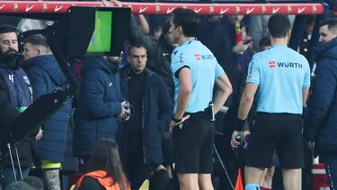 Revisión del VAR durante el Barcelona-Villarreal.