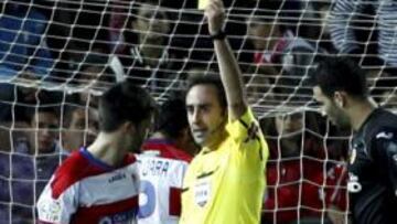 <b>QUINTA AMARILLA. </b>Fran Rico se encaró con un jugador del Valencia en la recta final del partido y vio la quinta amarilla de su ciclo.