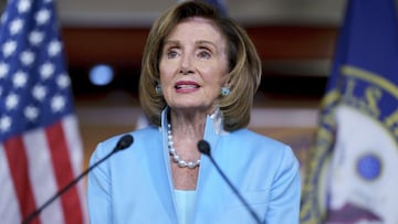 ARCHIVO - En esta fotograf&iacute;a de archivo del 6 de agosto de 2021, la presidenta de la C&aacute;mara de Representantes, Nancy Pelosi, dem&oacute;crata de California, se re&uacute;ne con reporteros en el Capitolio en Washington. 