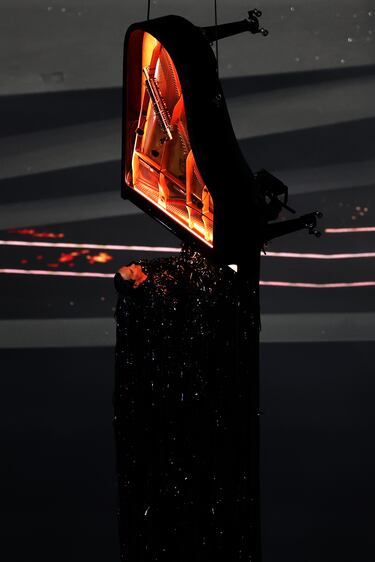 Gran espectaculo de luz y color en la ceremonia de clausura de los Juegos Olímpicos de París 2024, en el Stade de France.