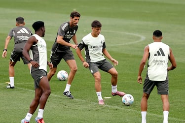 El asistente Beñat Labaien y Arda Güler durante el entrenamiento. 
 