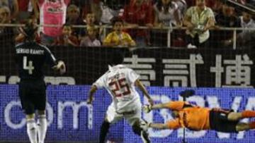 <b>LA PARADA DEL SIGLO. </b>Casillas hizo historia la temporada pasada con un estirada imposible ante Perotti en el Sánchez Pizjuán.