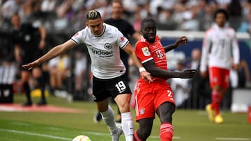 Rafael Santos Borré en un partido del Eintracht ante Bayern Múnich.