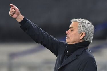 Mourinho calls on Spurs to show 'fight' in crucial West Ham clash