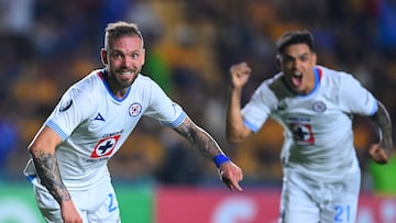 Carlos Rotondi celebrates his goal 0-1with Vicente Sanchez head coach of Cruz Azul during the Semi-Finals first leg match between Tigres UANL and Cruz Azul as part of the CONCACAF Champions Cup 2025, at Universitario Stadium on April 23, 2025 in Monterrey, Nuevo Leon, Mexico.