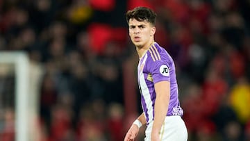 MALLORCA, SPAIN - JANUARY 07: Alvaro Aguado of Real Valladolid CF looks on during the La Liga Santander match between RCD Mallorca and Real Valladolid CF at Estadi Mallorca Son Moix on January 07, 2023 in Mallorca, Spain . (Photo by Cristian Trujillo/Quality Sport Images/Getty Images)