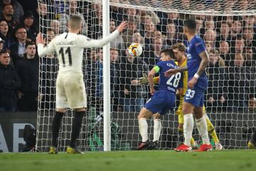 Chelsea eliminó desde los penales a Frankfurt tras empatar 1-1 (Global: 2-2) y se medirá en la final al Arsenal que hizo lo propio con Valencia.  