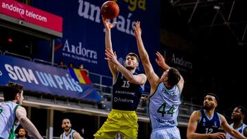 Mario Nakic lanza ante Joel Parra durante el MoraBanc Andorra-Joventut.