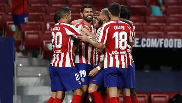 Vitolo, Felipe, Carrasco, Koke, Savic y Thomas felicitan a Costa por su gol al Betis el sábado en el Wanda.