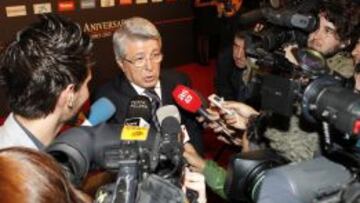 El presidente del Atlético de Madrid Enrique Cerezo atiende a los medios.