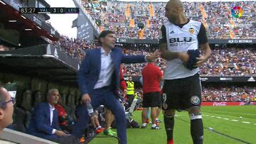 Jugador de Valencia le negó el saludo a su DT por el cambio