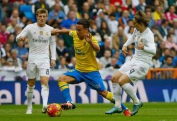 Roque Mesa controla el balón.