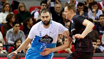 Vasileiadis avanza ante la defensa de Seibutis durante el partido entre el Tecnyconta Zaragoza y el Monbus Obradoiro.