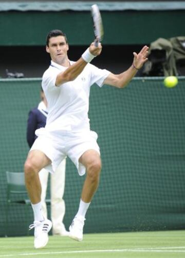 El tenista rumano Víctor Hanescu se enfrenta al suizo Roger Federer durante un partido de primera ronda del torneo de tenis de Wimbledon