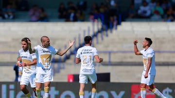 MEXICO CITY, MEXICO - JANUARY 08: Players of Pumas celebrate the team's first goal during the 1st round match between Pumas UNAM and FC Juarez as part of the Torneo Clausura 2023 Liga MX at Olimpico Universitario Stadium on January 8, 2023 in Mexico City, Mexico. (Photo by Mauricio Salas/Jam Media/Getty Images)