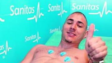 <b>EN FORMA. </b>Benzema pasó el reconocimiento y recibió la felicitación de los médicos blancos. En el Bernabéu, se quedó prendado de la foto de la Octava conquistada en París...