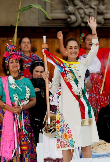 “Hoy, después de 200 años de la República y de 300 años de la colonia, porque previo a ello no tenemos registros claros, es decir, después de al menos 503 años por primera vez llegamos las mujeres a conducir los destinos de nuestra hermosa nación, y digo llegamos porque no llegó sola, llegamos todas”.