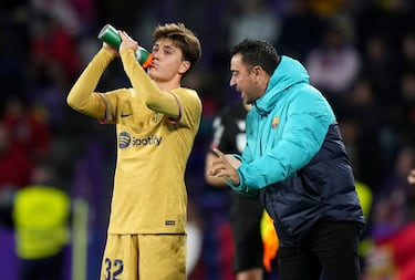 Xavi Hernández da instrucciones a Pablo Torre en la banda.