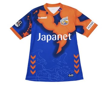 Fue la camiseta de local en el 2018.
Las olas y los pájaros que aparecen en la parte inferior de la playera la convierten en una de las más feas.