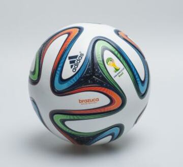 Mundial de Brasil 2014. Adidas 'Brazuca', con una nueva forma y textura de los paneles que lo componen. El nombre, escogido por votación popular, significa "brasileño" en el dialecto popular.