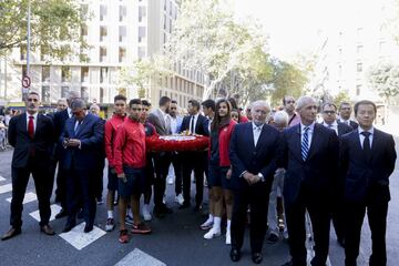 Personalidades del RCD Espanyol junto a jugadores del fútbol base del propio equipo durante la ofrenda floral al monumento al de Rafael Casanova durante la Diada 2017. 