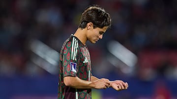 Diego Ochoa of Mexico receives red card during FIFA U-20 Mens World Cup Chile 2025 match between Mexico (Mexican National Team ) and Argentina as part Quarter-final at Nacional Julio Martinez Pradanos Stadium, on October 11, 2025 in Santiago, Chile.