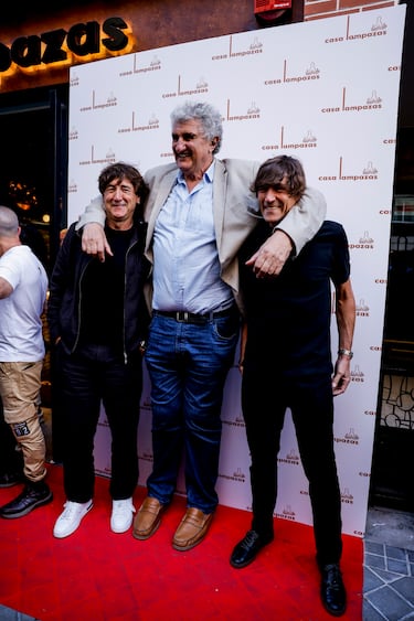 Los exjugadores de fútbol Julio Salinas y Patxi Salinas con el exjugador de baloncesto del Real Madrid, Fernando Romay.