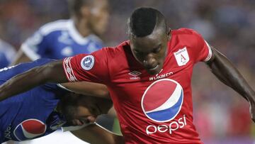 Bogot&aacute;. 18 de Enero del 2019. En el Estadio  Nemesio  Camacho el  Camp&iacute;n el Millonarios enfrenta al America en el Sexto partido del Torneo Fox Sports. En la foto: Luis Payares (izquierda) Kevin Viveros (derecha).