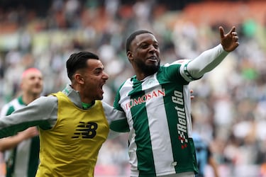 El mediocentro neerlandés, surgido en la cantera del Ajax, debutó en 2014 con el conjunto de Amsterdam  y ganó la Eredivisie en 2016, siendo elegido Jugador Joven del Año en Países Bajos. En 2017 fichó por el Wolfsburgo, pero no logró asentarse, pasando por Utrecht, Porto, Vitesse y AZ Alkmaar. Reconocido por su talento técnico y versatilidad, su carrera ha alternado picos de rendimiento con falta de continuidad. En la actualidad juega en el Konyaspor turco. 
