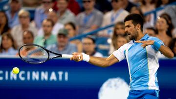 Novak Djokovic devuelve un golpe de Alexander Zverev en Cincinnati.