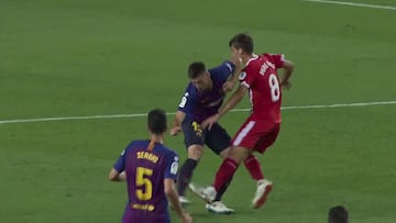 Lenglet propina un codazo en el rostro de Pere Pons.